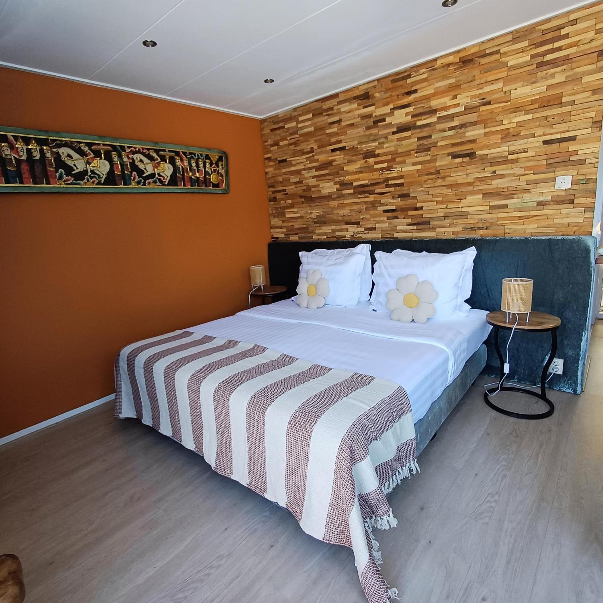 East Meets West Bed And Breakfast Veenendaal Exterior foto